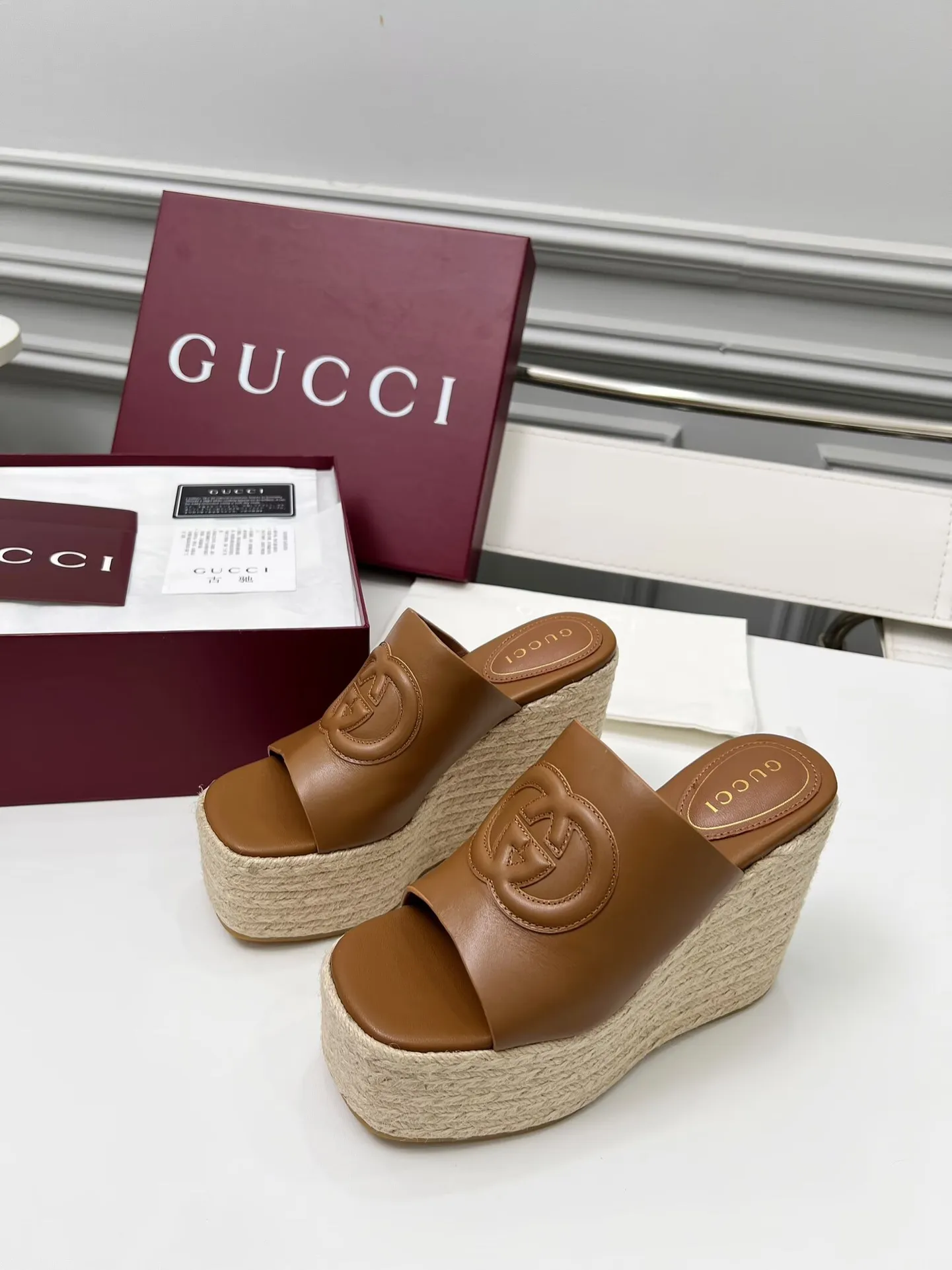 👟👟Ex-factory price 460👟👟 Gucci’s new slippers, fashionable, high-end and full of personality✅ Very stable, comfortable and durable for daily use, convenient and unique for daily matching, a must-have classic for summer, the upper is made of GUCCI brand stitching Fabric: cowhide Lining/feet: sheepskin Platform height: 11cm Color: black, white, brown, burgundy, pink Code number: 35-42 (41 and 42 need to be customized) Packaging: Comes with cloth bag and card.